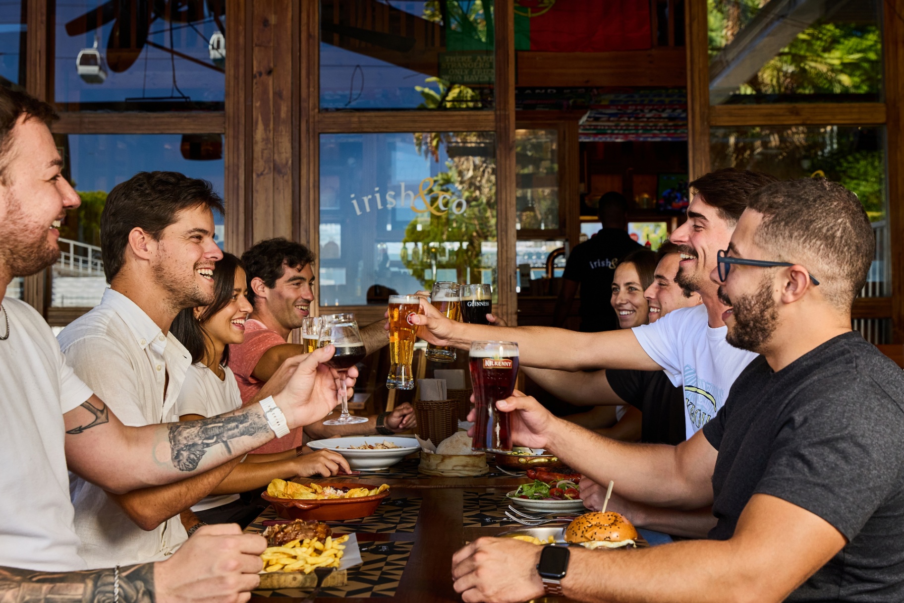 Grupo de amigos no pub